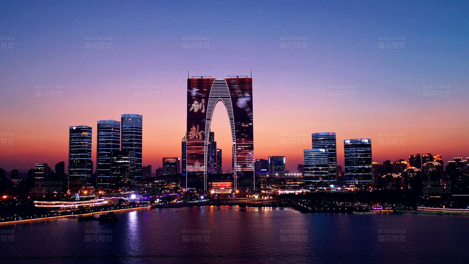 苏州金鸡湖畔夜景航拍图片