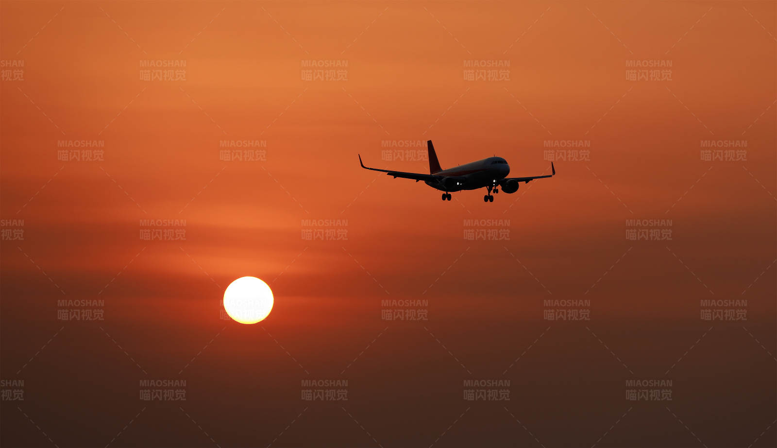 夕阳下的飞机图片