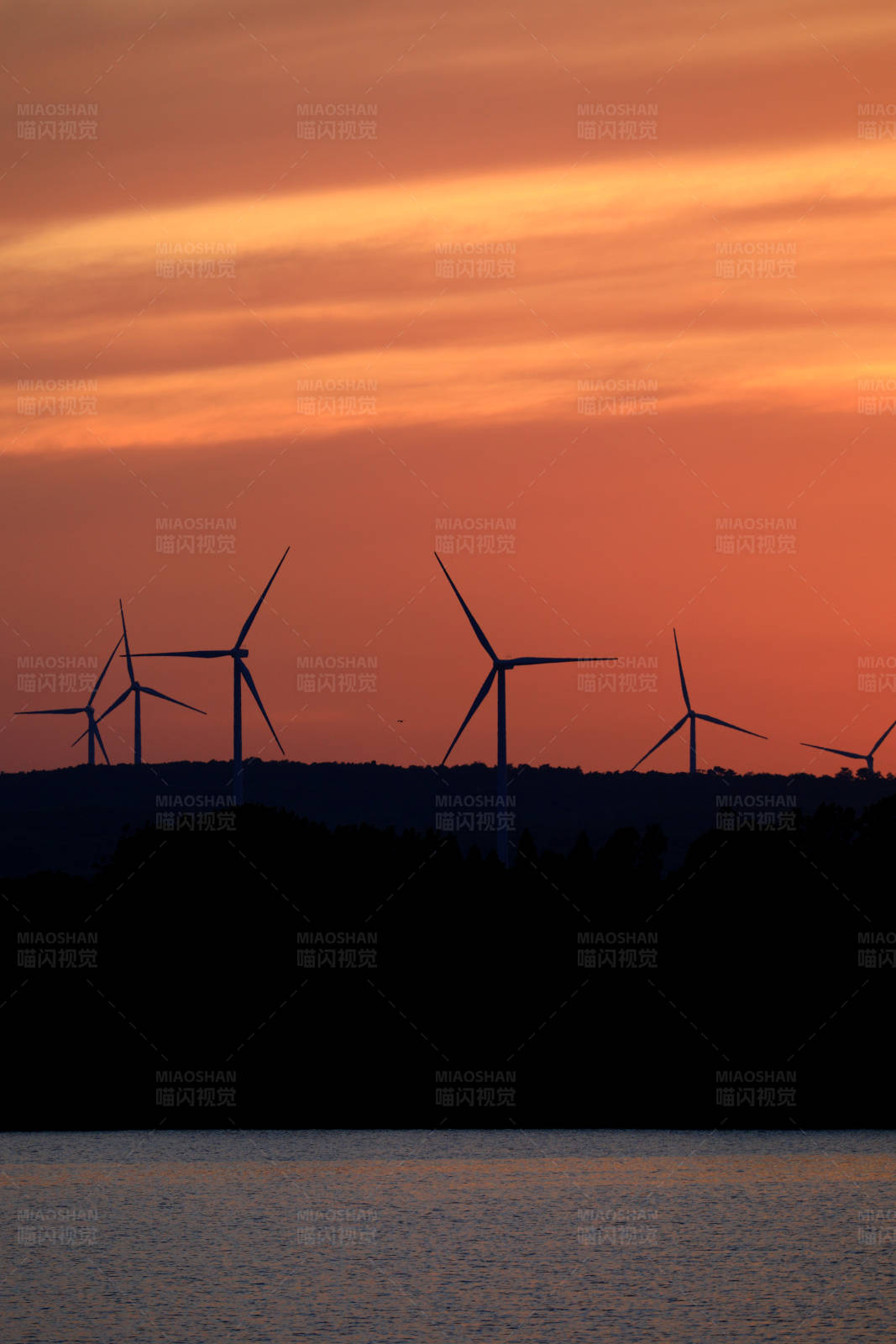 六合竹镇夕阳下的风车剪影图片