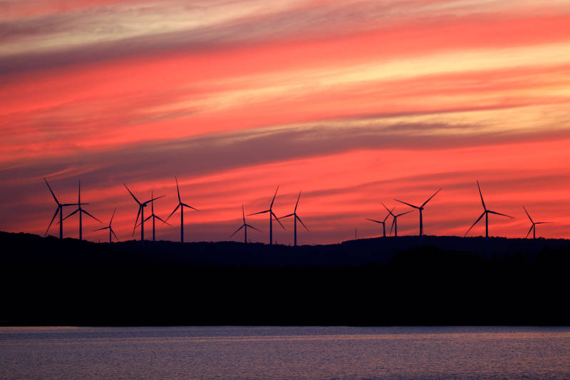 南京六合风车剪影映夕阳图片