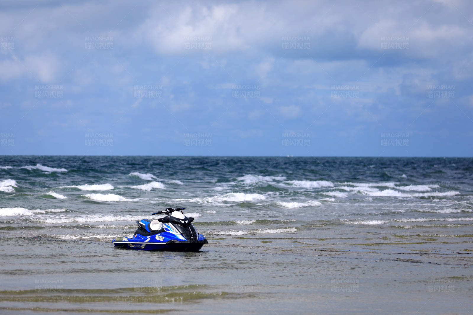 海滩上的水上摩托图片