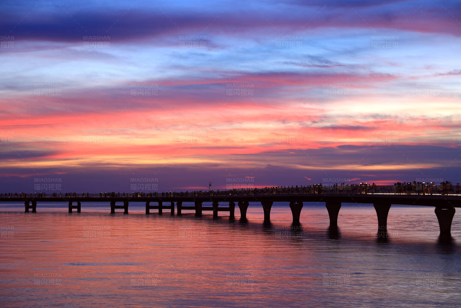 广西北海夕阳下的海上长桥图片