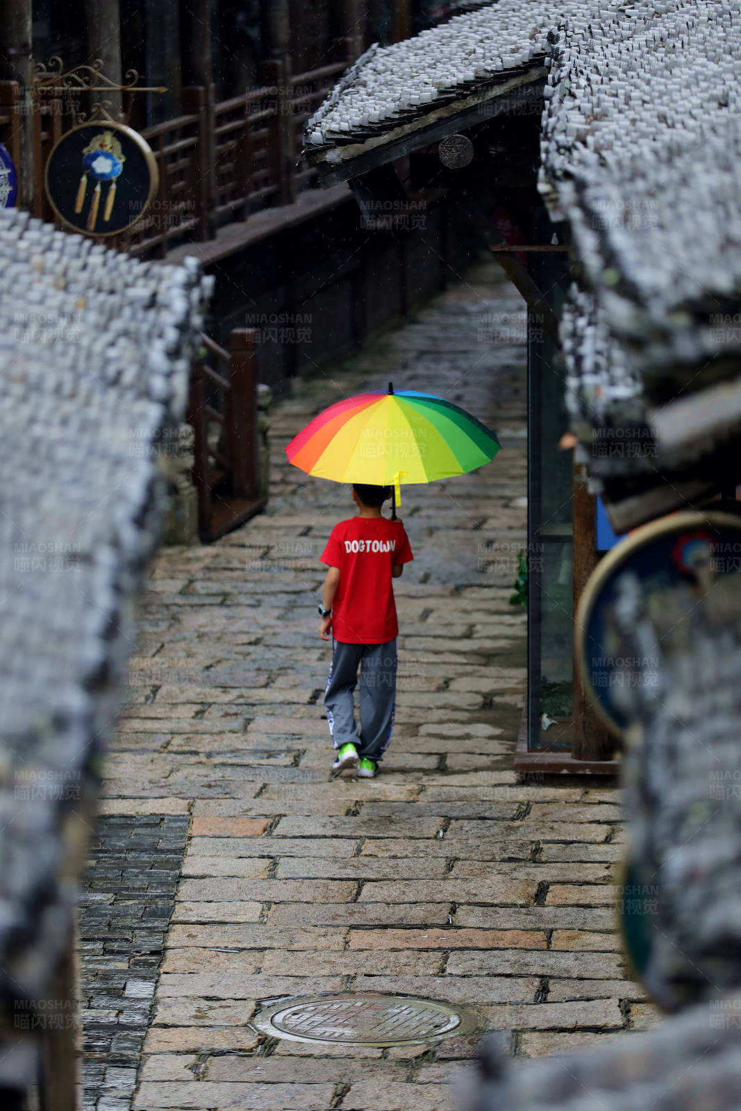 古镇雨中彩虹伞图片
