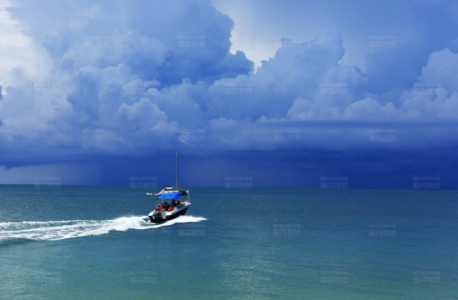 疾驰在阴云密布海面上的快艇图片