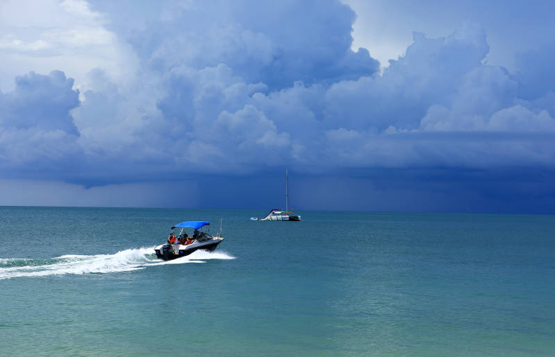 广西涠洲岛海上疾风 快艇与风暴图片