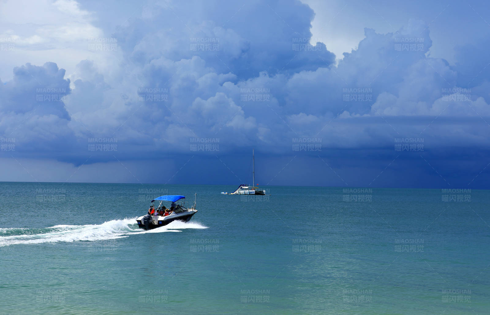 广西涠洲岛海上疾风 快艇与风暴图片