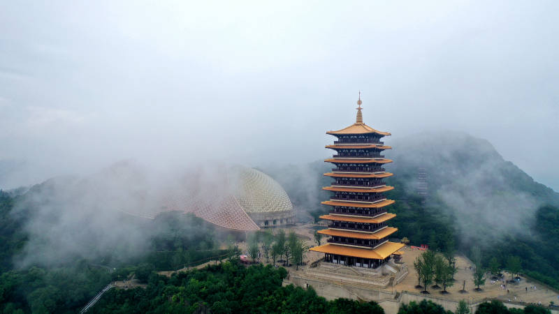 云雾缭绕的南京牛首山图片