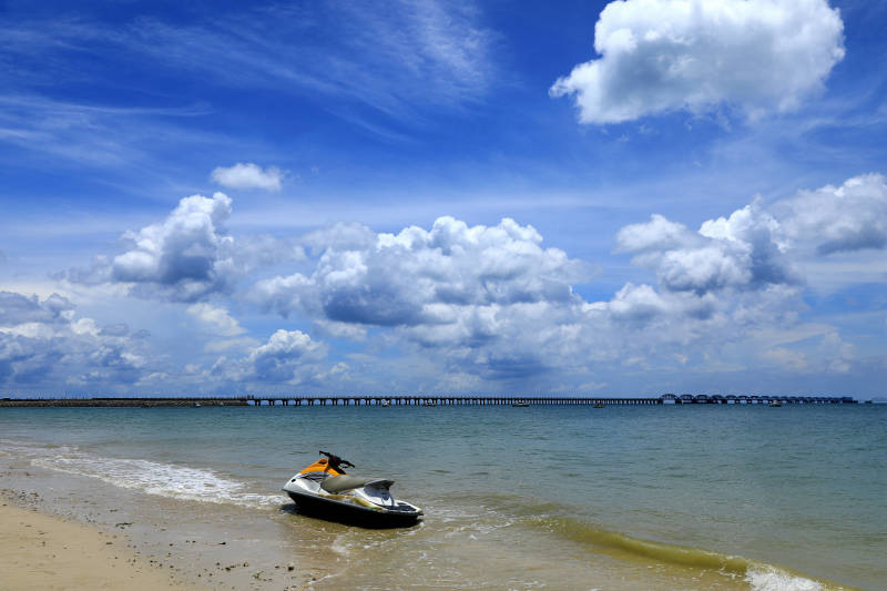 涠洲岛海滩上的水上摩托图片