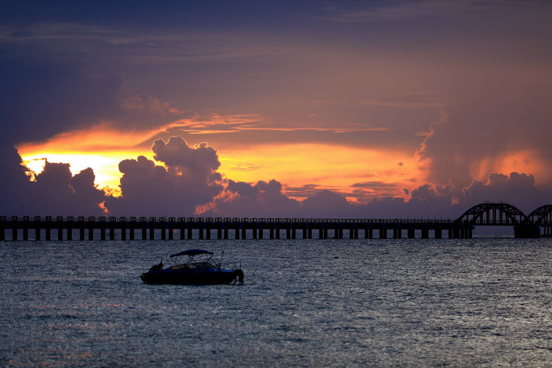 涠洲岛夕阳下的海上桥梁图片
