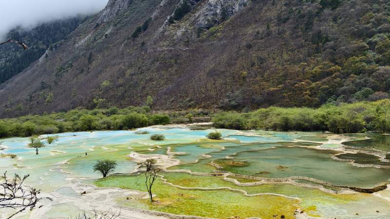 五彩池的美丽景色--黄龙景区图片