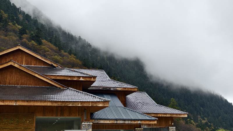 四川九寨沟--山间木屋云雾缭绕图片