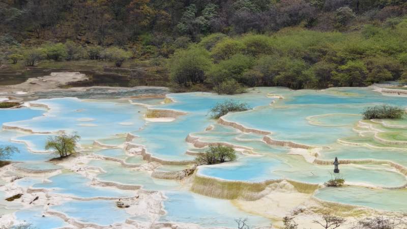 五彩斑斓的天然温泉池--黄龙景区图片