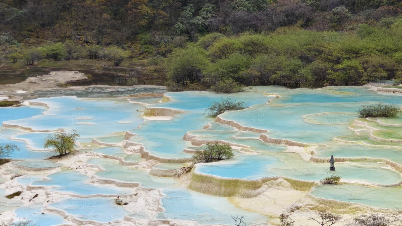 五彩斑斓的天然温泉池--黄龙景区图片