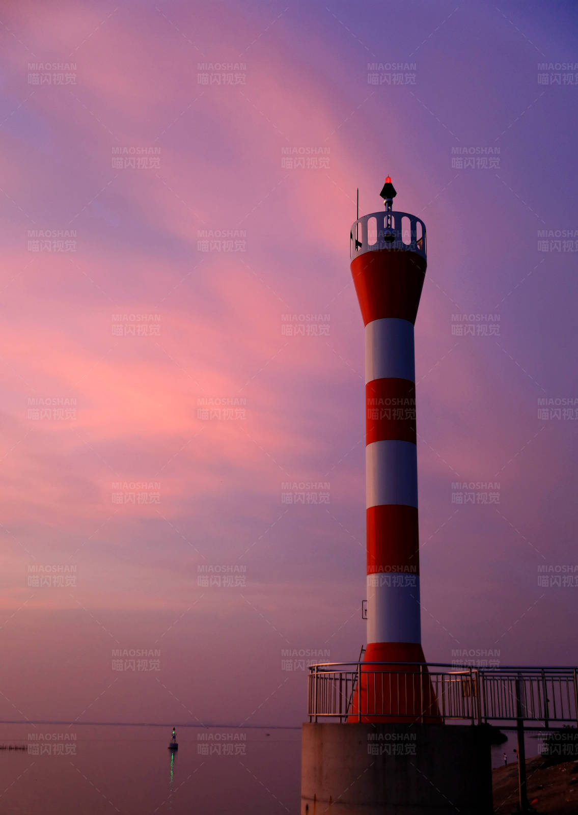 夕阳下的灯塔图片