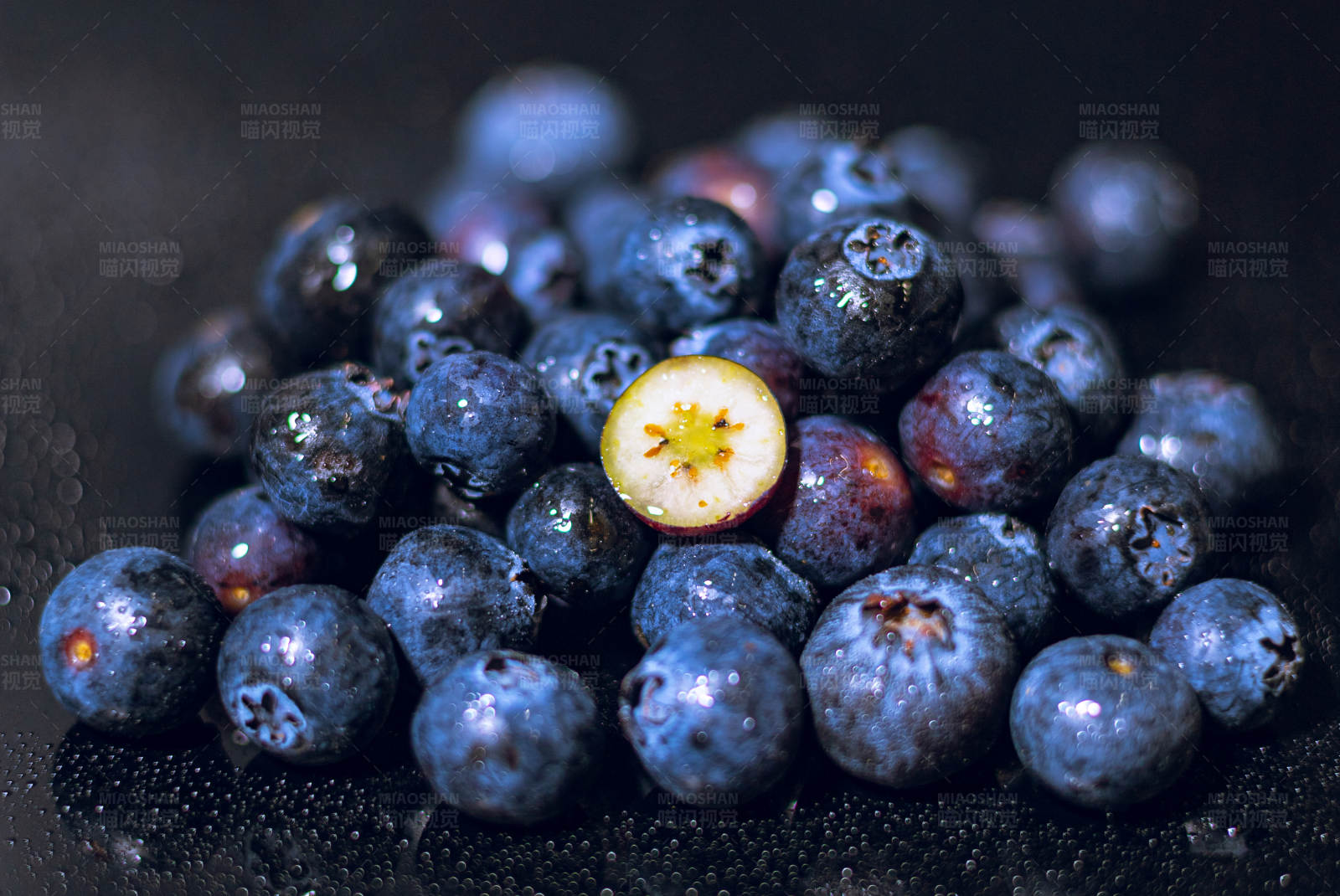 蓝莓堆中的新鲜切片图片