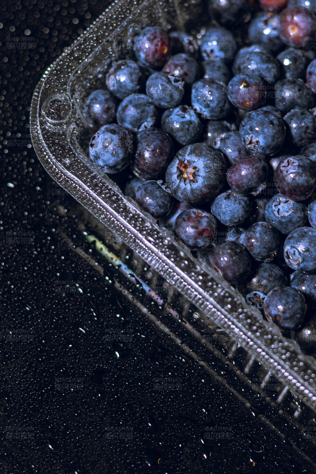 蓝莓满载透明盒图片