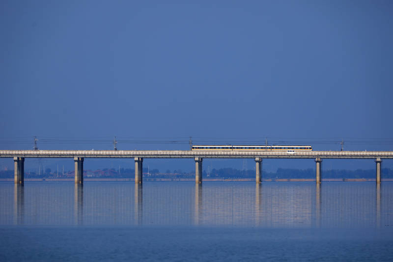 南京石臼湖特大桥的水上列车图片