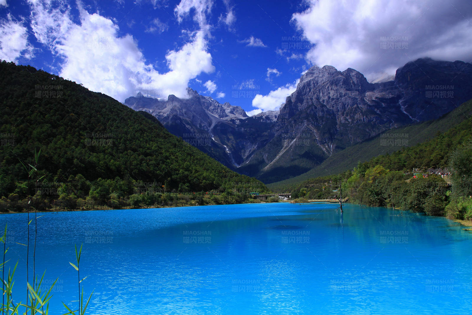 丽江玉龙雪山蓝月谷的碧水青山图片