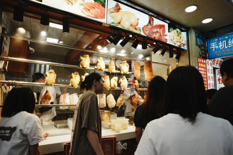 美食摊前的食客图片