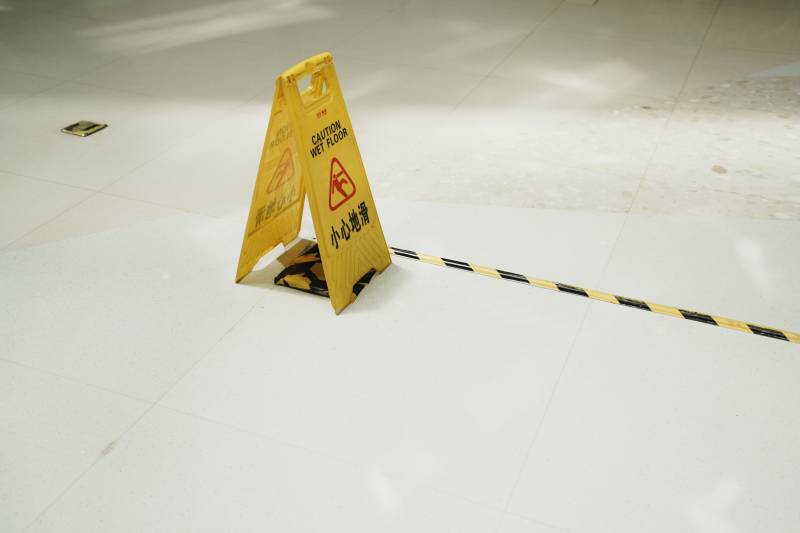 小心湿滑地面警示标志图片