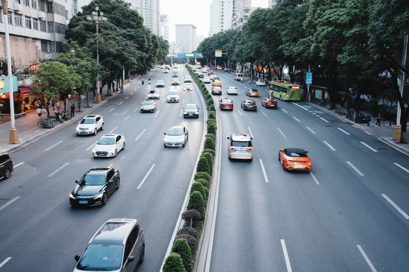 城市街道上的繁忙交通图片