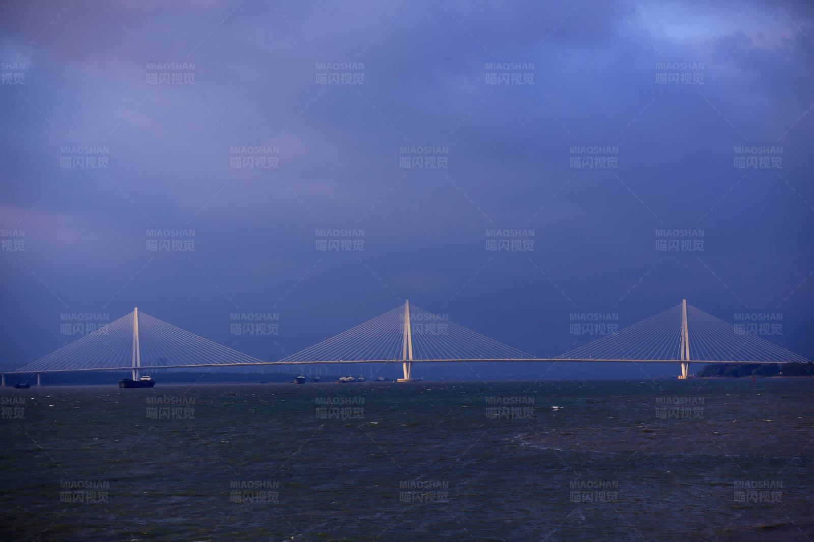 台风将至的南京江心洲长江大桥图片