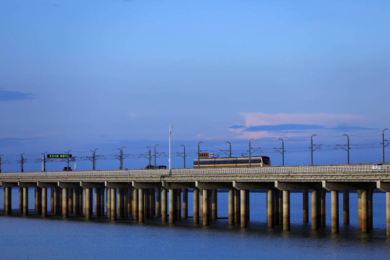 南京石臼湖特大桥上的列车图片
