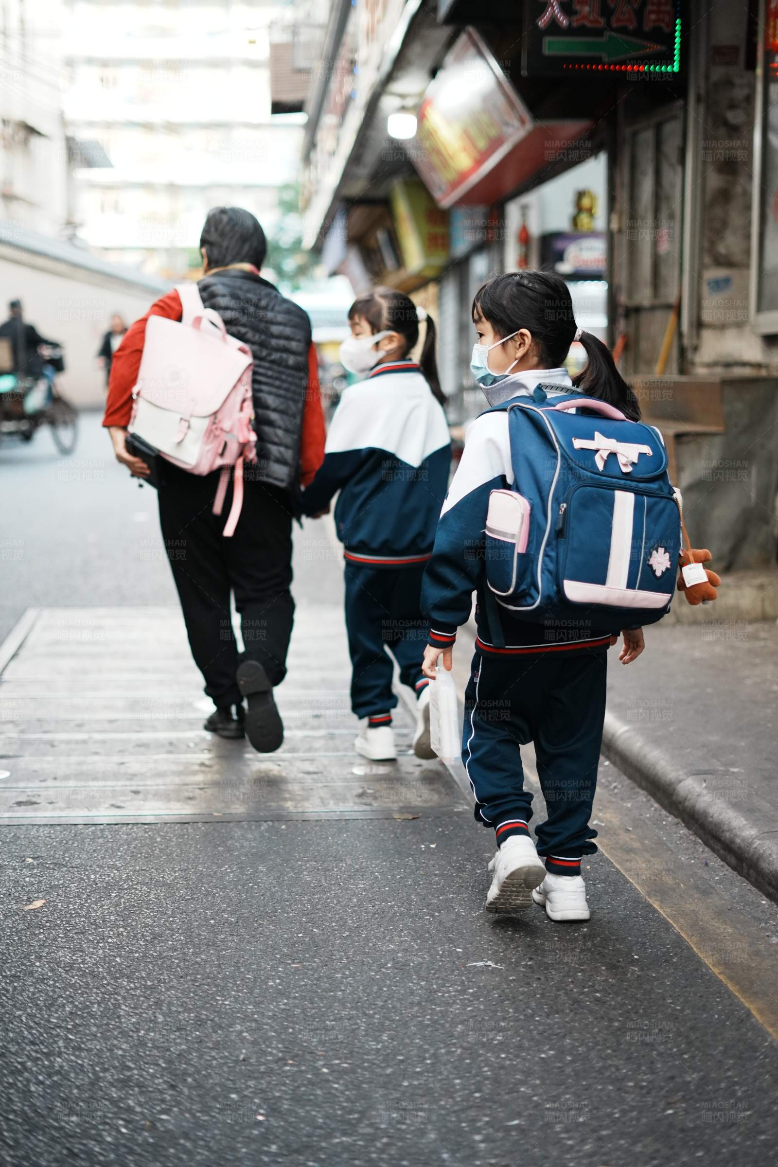 放学路上的孩子们图片