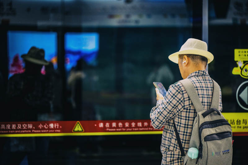 候车时的手机族图片