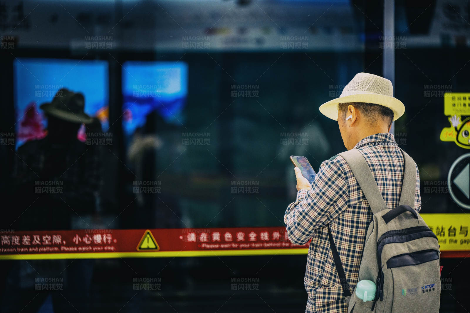 候车时的手机族图片