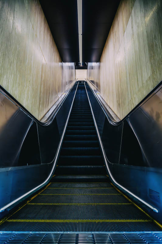 空旷的自动扶梯图片