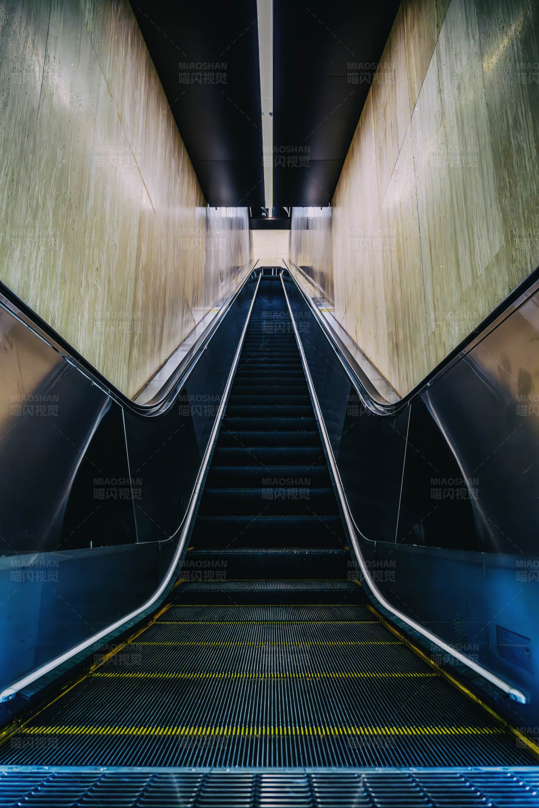 空旷的自动扶梯图片