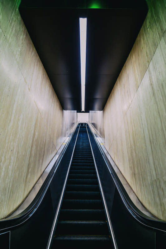 地铁站的自动扶梯图片
