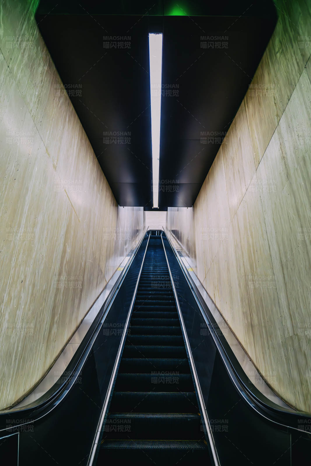 地铁站的自动扶梯图片