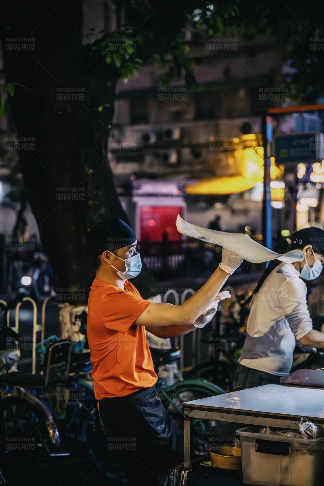 夜市摊主准备食材图片