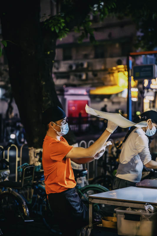 夜市摊主准备食材图片