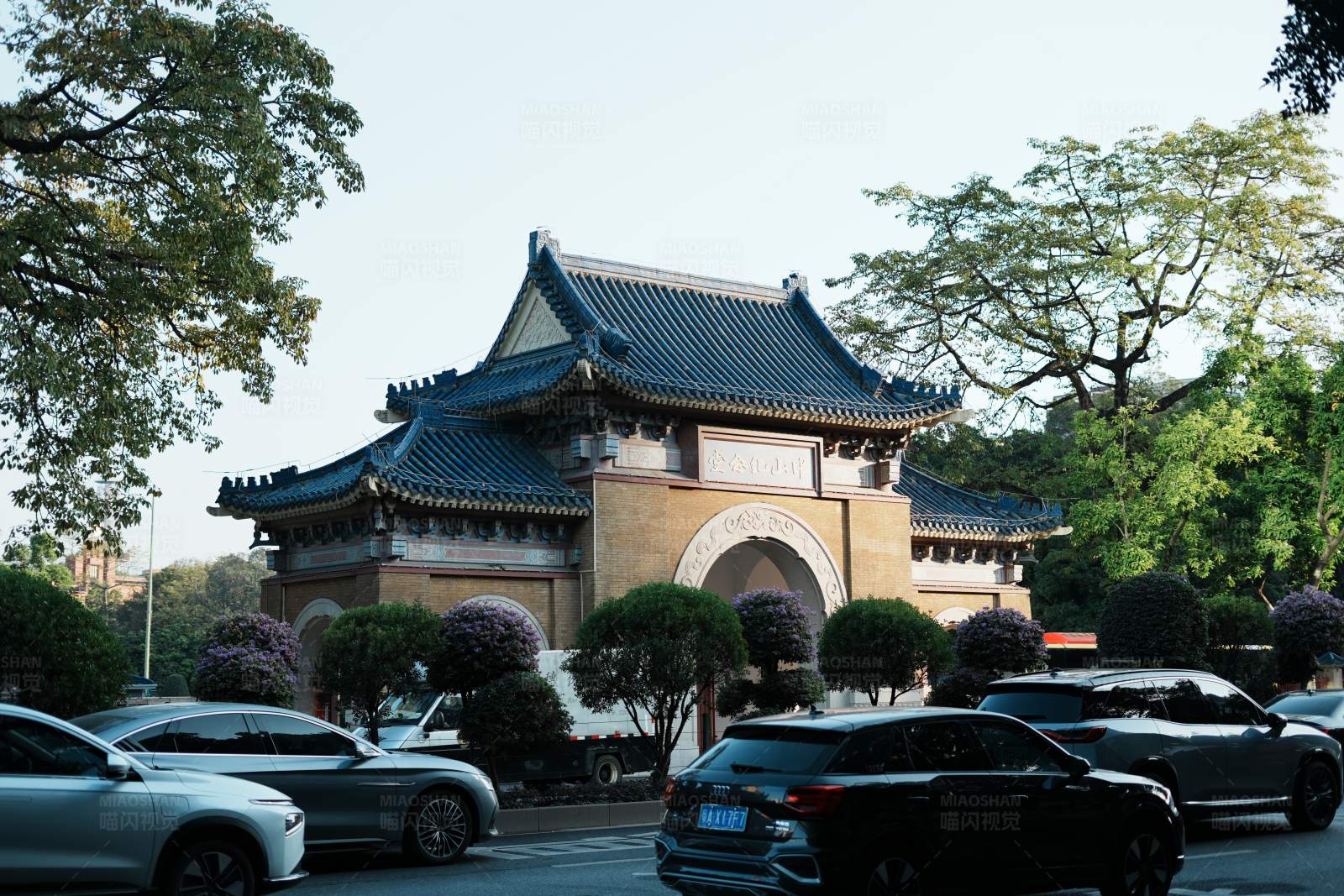 中山纪念堂前的现代车流图片