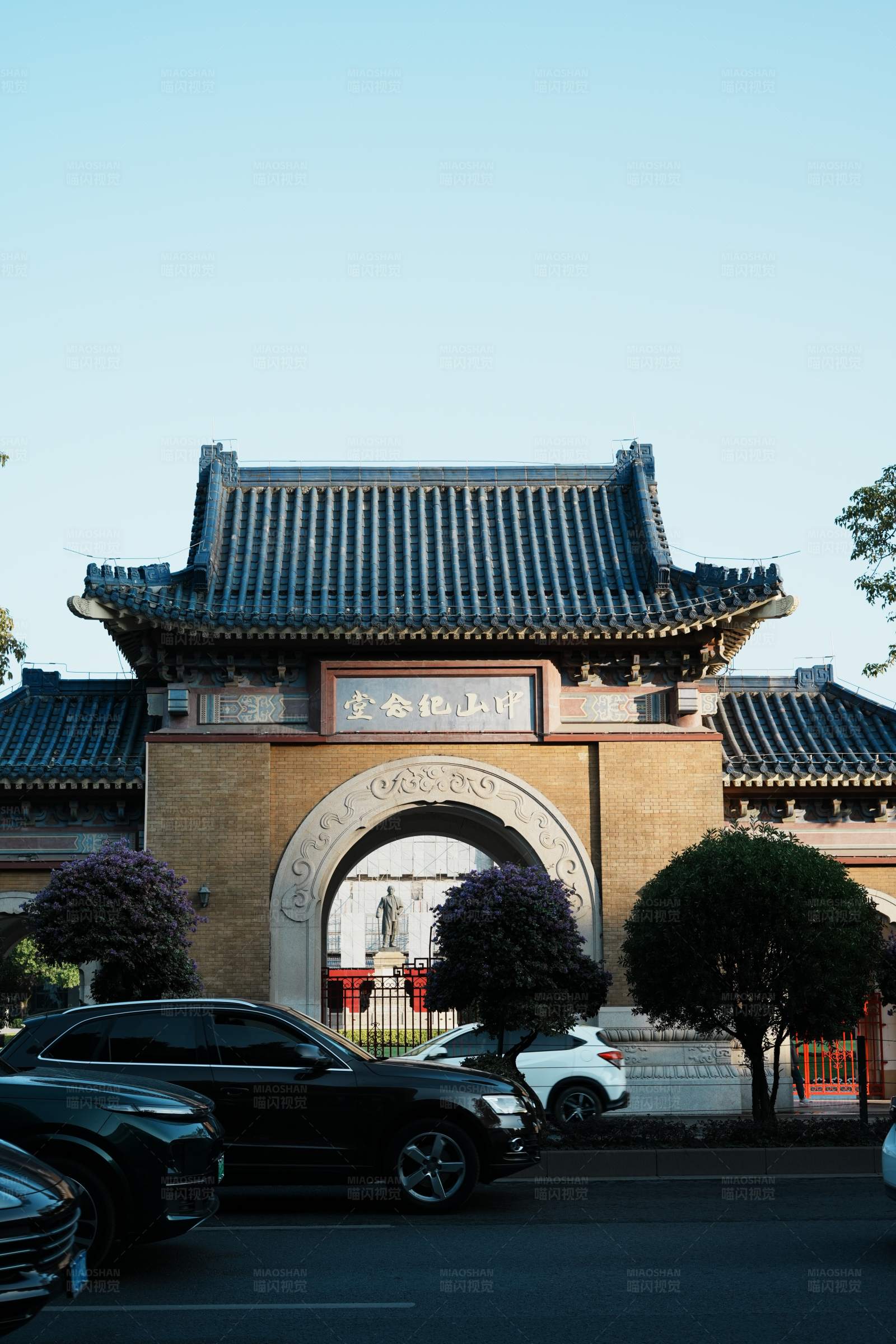 中山纪念堂前的现代车流图片