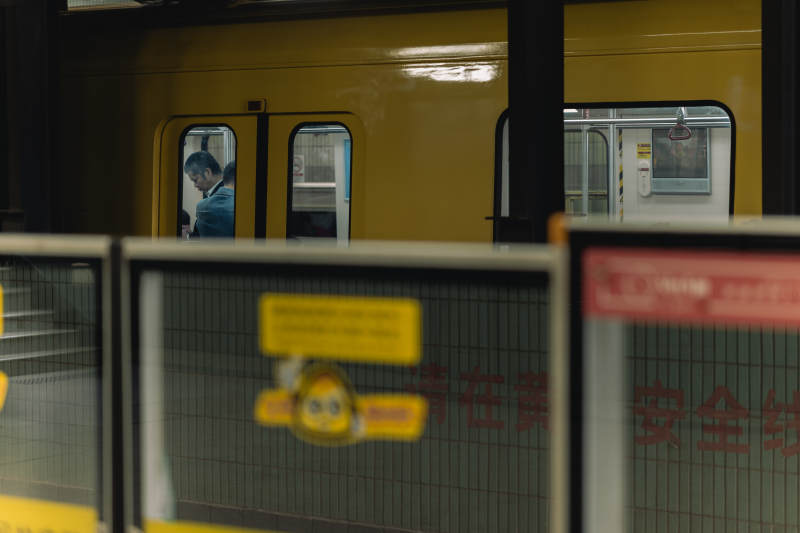 地铁站台等候的乘客图片