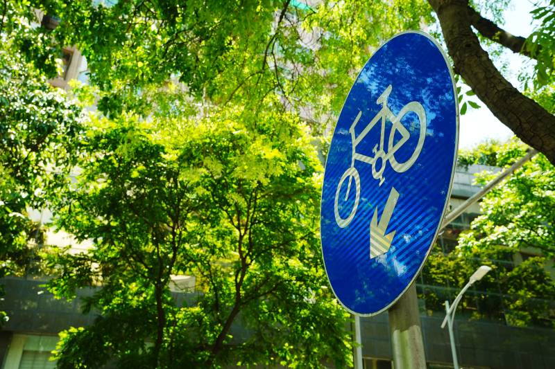 自行车道指示牌图片