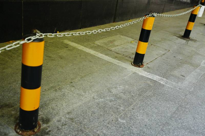 停车场的黄色警示柱图片