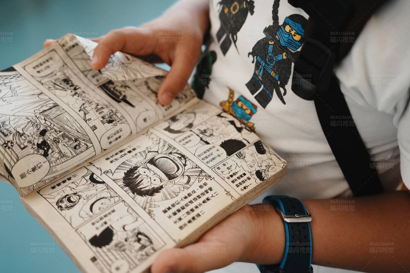 手捧漫画书图片