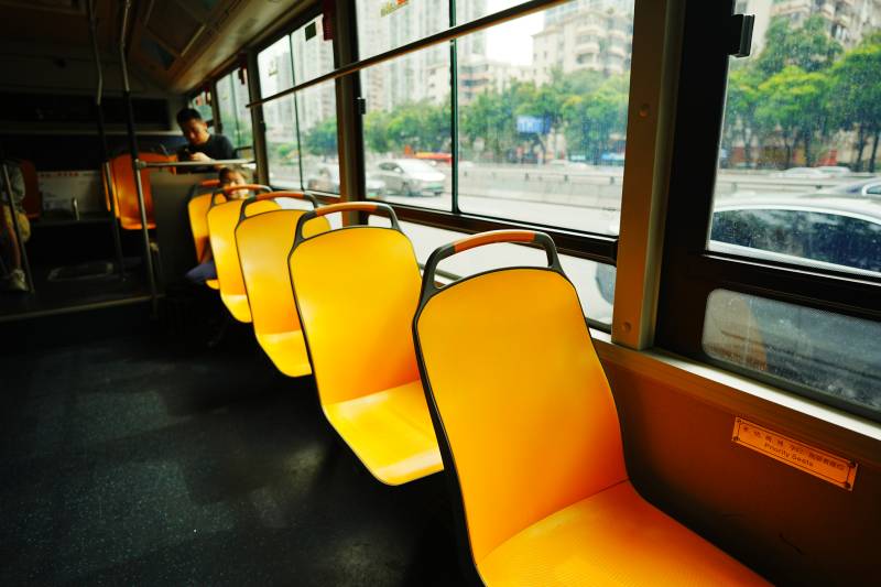 公交车上的黄色座椅图片
