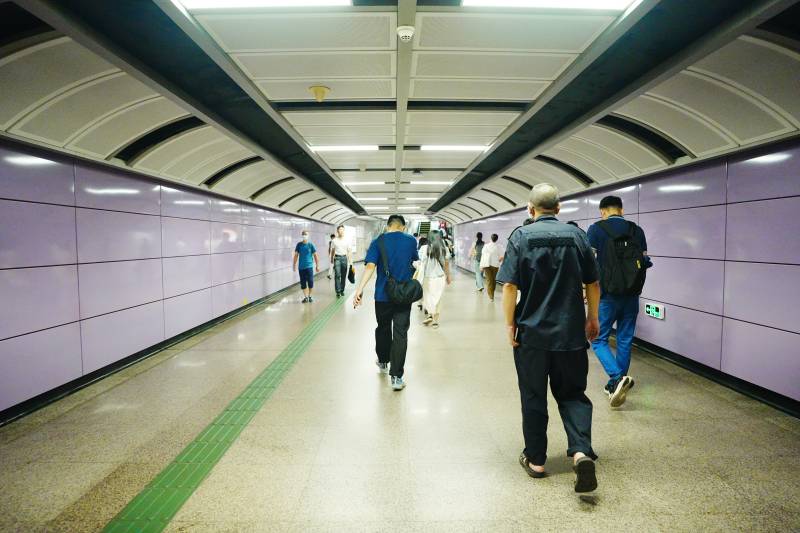 地铁通道行人匆匆图片