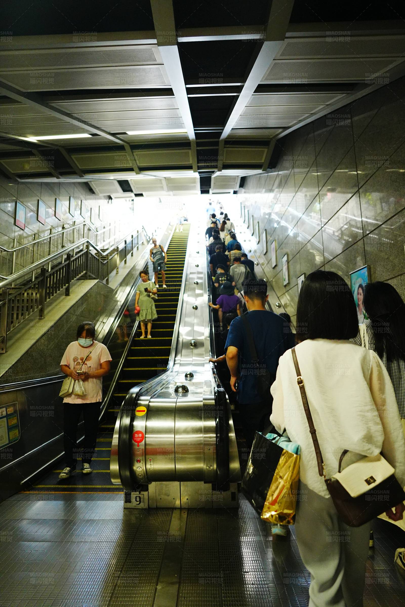 地铁站扶梯上的行人图片