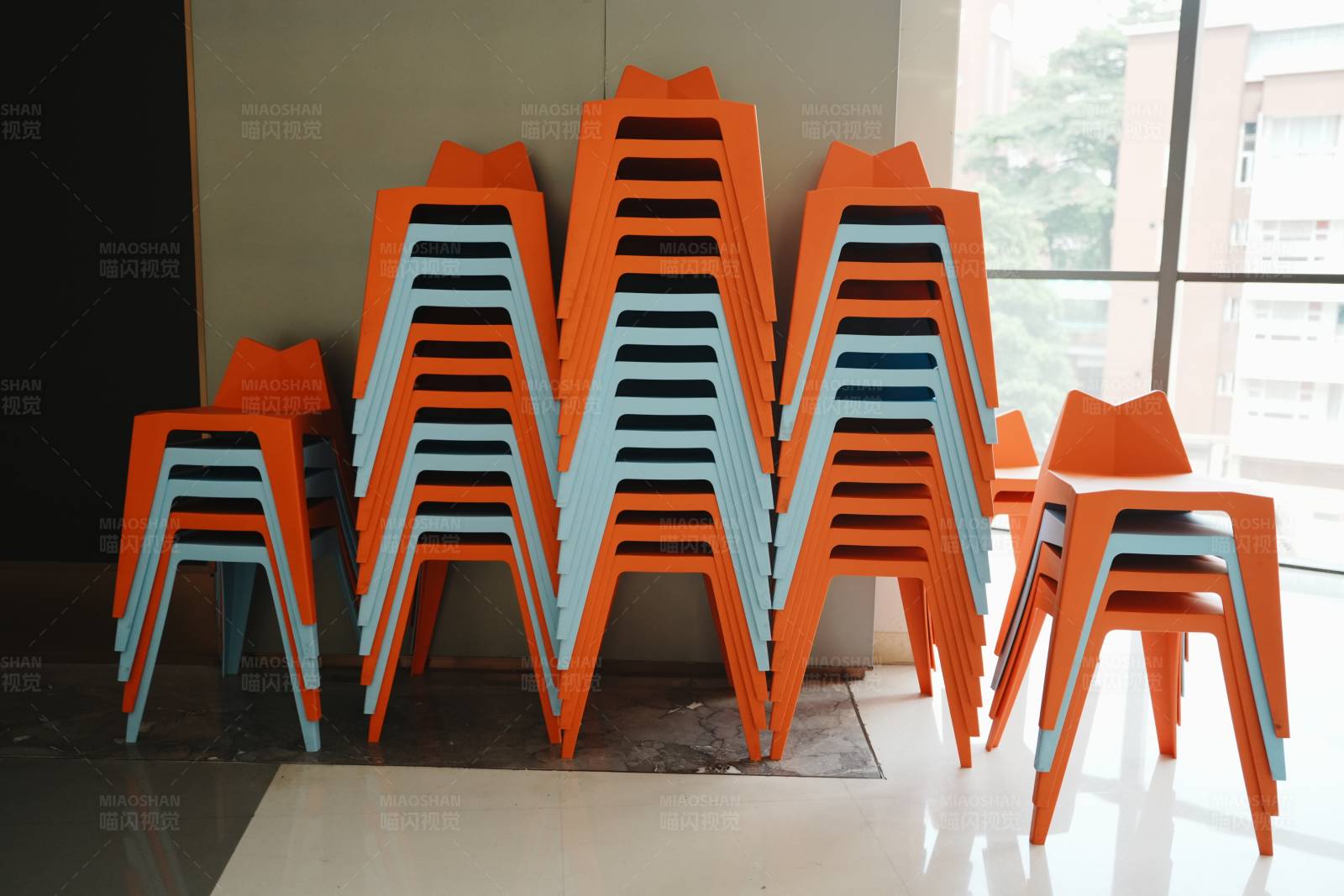 橙蓝椅子堆叠图片
