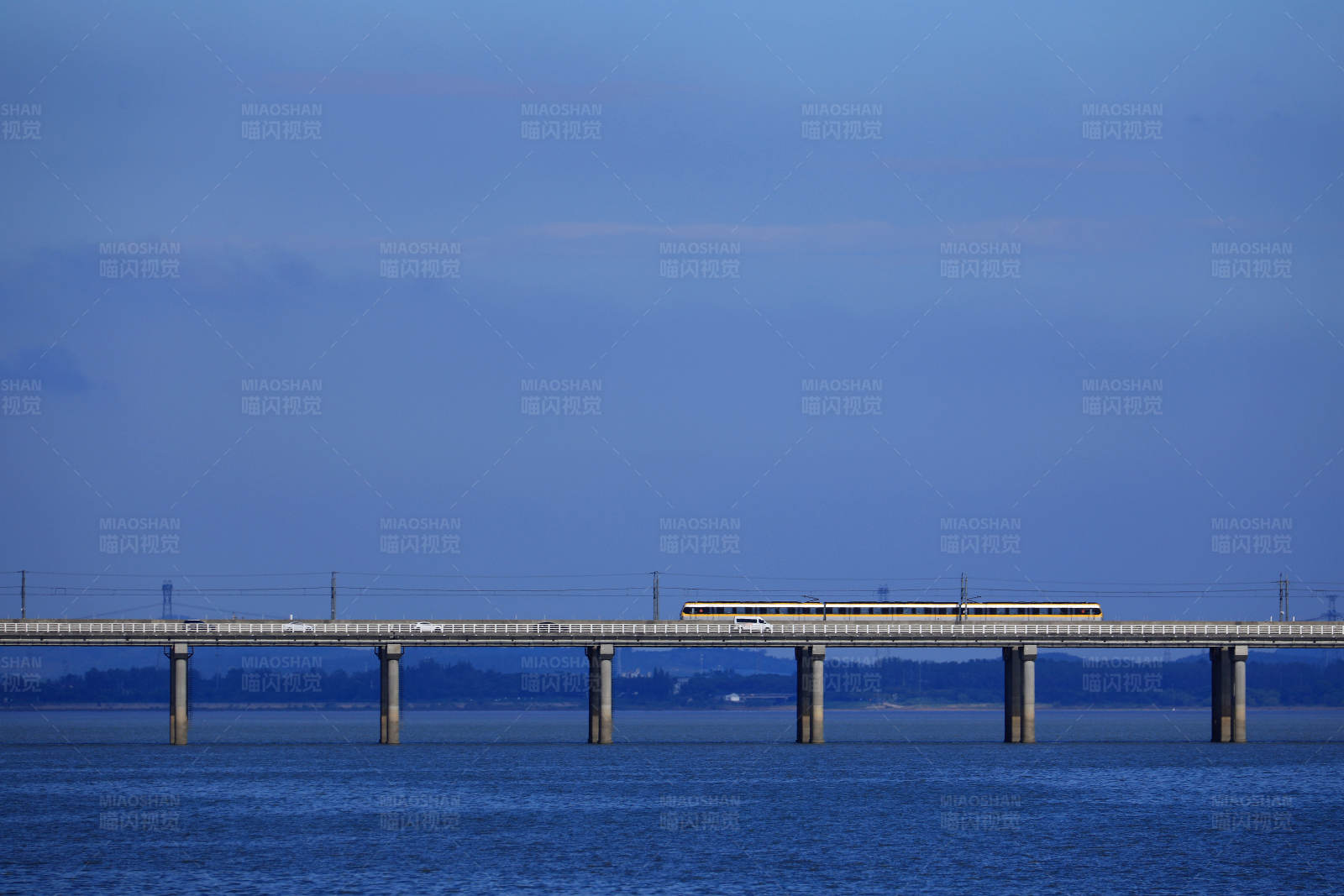 南京石臼湖特大桥上的列车图片
