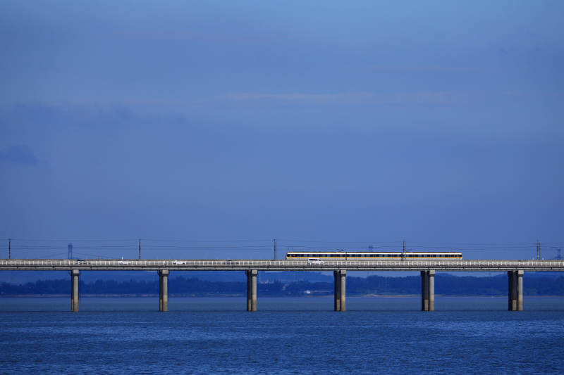 南京石臼湖特大桥上的列车图片