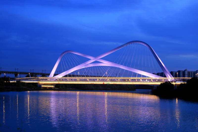 夜色下的南京新秦淮河大桥图片