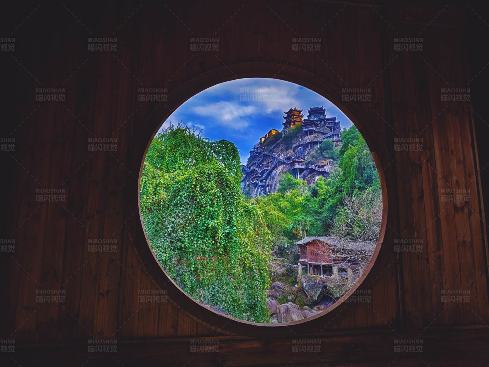 窗外山水古寺景图片